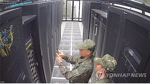 국회 행정안전위원회는 지난 3일 계엄령 선포 당시 선거관리위원회에 투입된 계엄군이 선관위 시스템 서버를 촬영하는 장면이 담긴 CCTV를 6일 공개했다.  [행정안전위원회 제공]